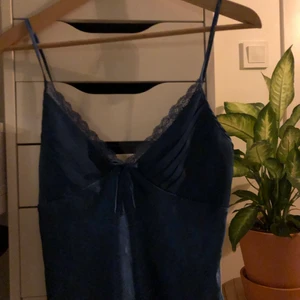 mörkblått sidenlinne💙 - ett linne som inte kommer till användning och är köpt här på plick!! vill man ha det oversize passar det en XS-M! den är ganska öppen i ryggen och har lite spets💛 priset på linnet + frakt blir 84kr och priser kan diskuteras!!! 