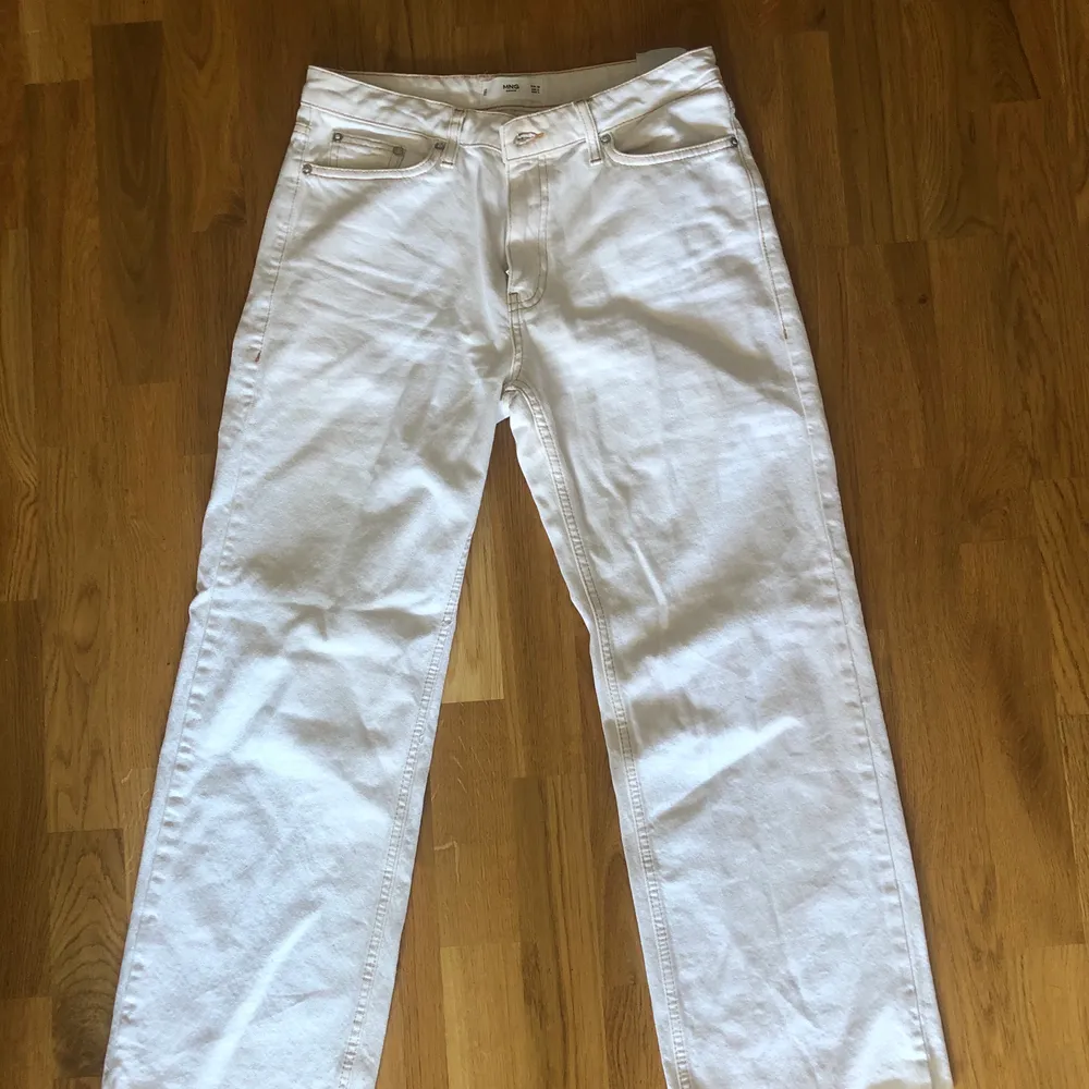 Flare jeans från Mango, använda 1-2 gånger. Storlek 38 men mer som 34/36. Bud 150kr + frakt. Jeans & Byxor.