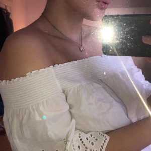 Off-shoulder tröja - Denna tröja säljer jag pga att den inte bara ligger i min byrå och skräpar, jättefin och inte genomskinlig så att vara utan ex bh funkar toppen