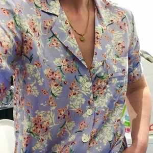 Zara satin skjorta lila blommig - Jättefin skjorta i satin. Ljuslila med blommor. Storlek M.