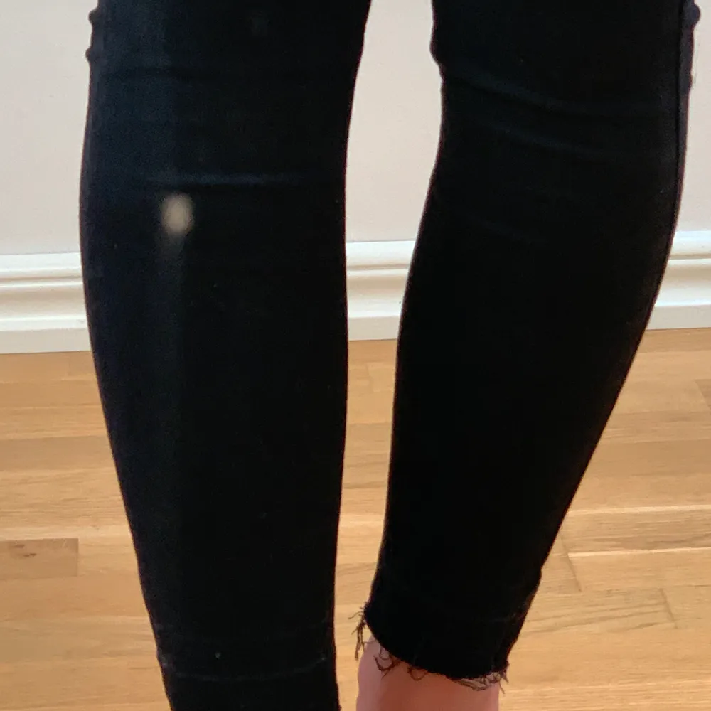 Svarta jeans i skinnymodell ifrån nakd, endast använda ett fåtal gånger. I storlek 34 (säljs pågrund utav för små, slitet längst ner. Köparen står för frakten 💕. Jeans & Byxor.