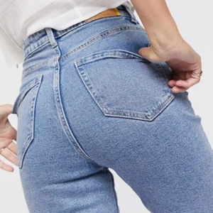 Mom jeans - Blåa mom jeans. Storlek 36. Passar mig i längden som är 165. Dock har jag lite bredare midja så den sitter inte jätte skönt på mig men den är super snygg. 