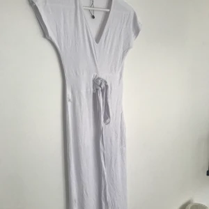 Lång vit BOOHOO klänning - 💗💗💗