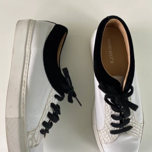 Vita Henry Cole skor  - Ett par oanvända Henry Cole skor men köpta på friends&fashion. Ny pris 1600. Köparen står för frakten. Men kan mötas om man bor i ulricehamn eller borås trakten.