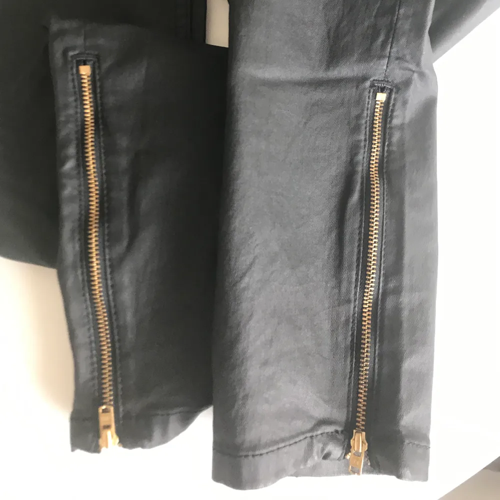 Oasis svart läder byxa, zip-up detaljer på höfterna och nere vid anklarna.                                                   (frakten är inkluderad) xx. Jeans & Byxor.