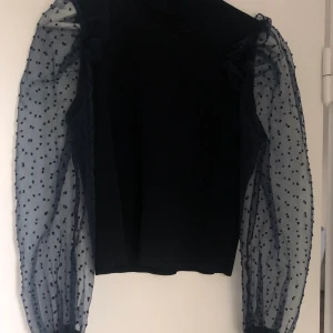 Blus från zara - Cool mörkblå blus från zara. Använd några gånger men är i bra skick. Köparen står för frakten