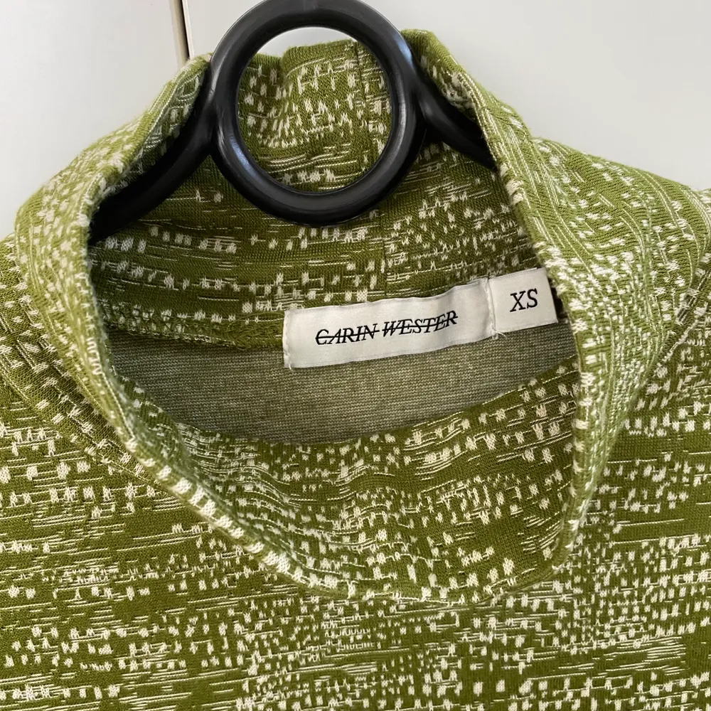 Säljer denna gröna tröja med vita mönster från Carin Wester. Har även hög krage. Inte använts många gånger alls. Tröjor & Koftor.