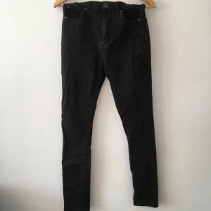 Jeans från Tiger of Sweden - Tajta, högmidjade, svarta jeans från Tiger of Sweden 🐯 sjukt smickrande och något slitna i grenen. Passar 36-38, pris 200