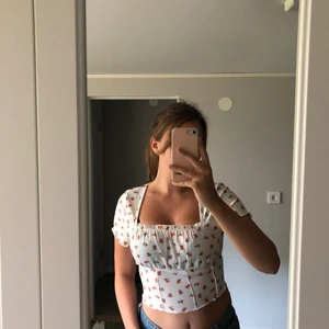 Sommartopp - Säljer denna fina sommartopp i tunt material! Har ett fint blommönster och är knappt använd🥰 70kr+frakt