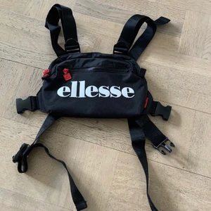 Ellesse magväska/chestbag - Unisex, one size, väldigt praktisk väska dock helt oanvänd!