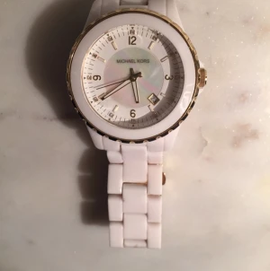  - Vit Michael Kors klocka 