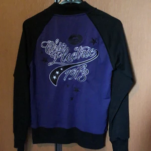 Saints de Monais - Tröja i vct. Är i använt skick o det finns nopprar på bla framsida, se bild. Bilderna gör ej rättvisa åt den lila färgen - den är klarare i verkligheten 