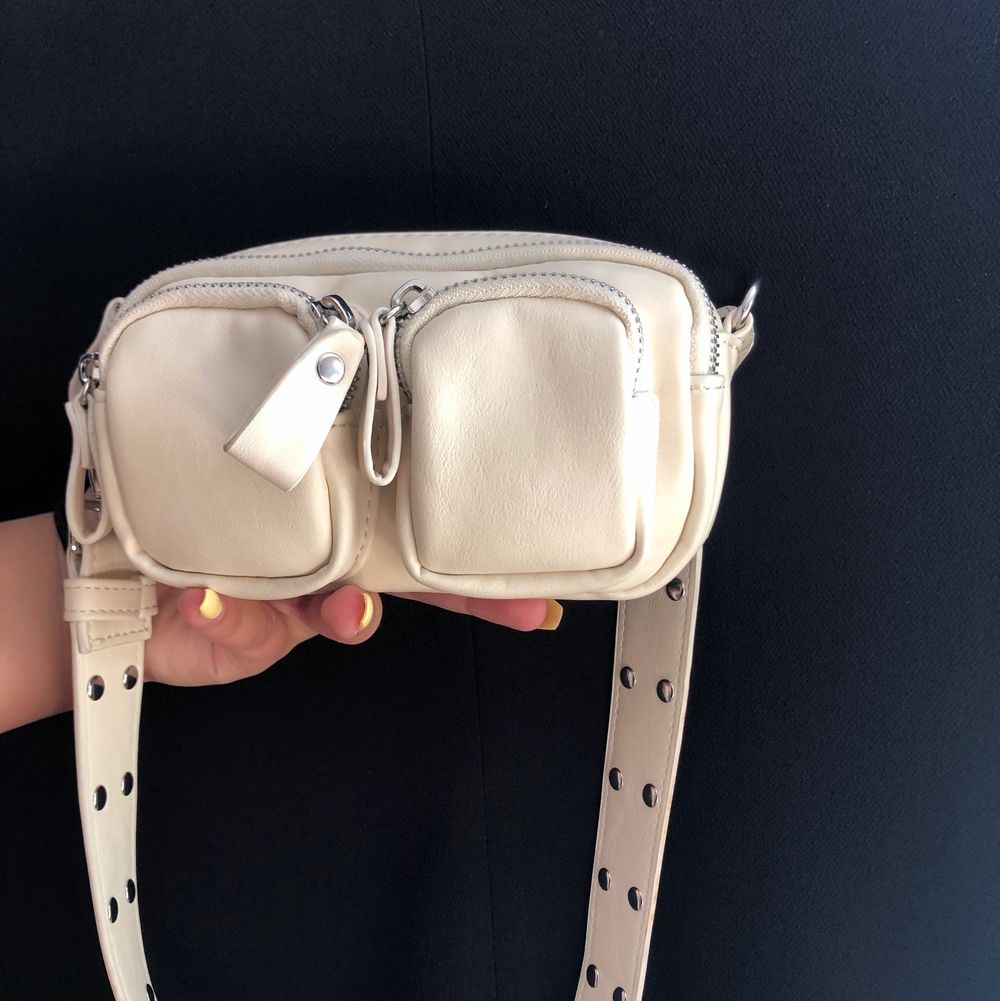 Trendig oanvänd handväska från Gina Tricot, med mycket utrymme. Krämvit/beige i färgen och passar till alla tillfällen!! Lång kedja ingår. Säljes på grund av att den inte kommer till användning. Köpt på Zalando, nypris: 279kr. Köpare står för frakt, men kan även mötas upp. Pris kan diskuteras så båda blir nöjda :). Accessoarer.