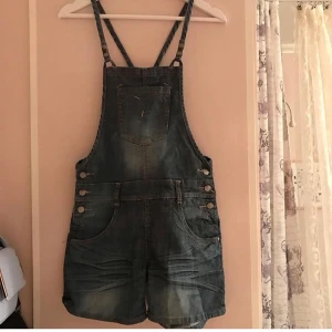 Hängselshorts - Coola hängsleshorts med knappar i sidorna