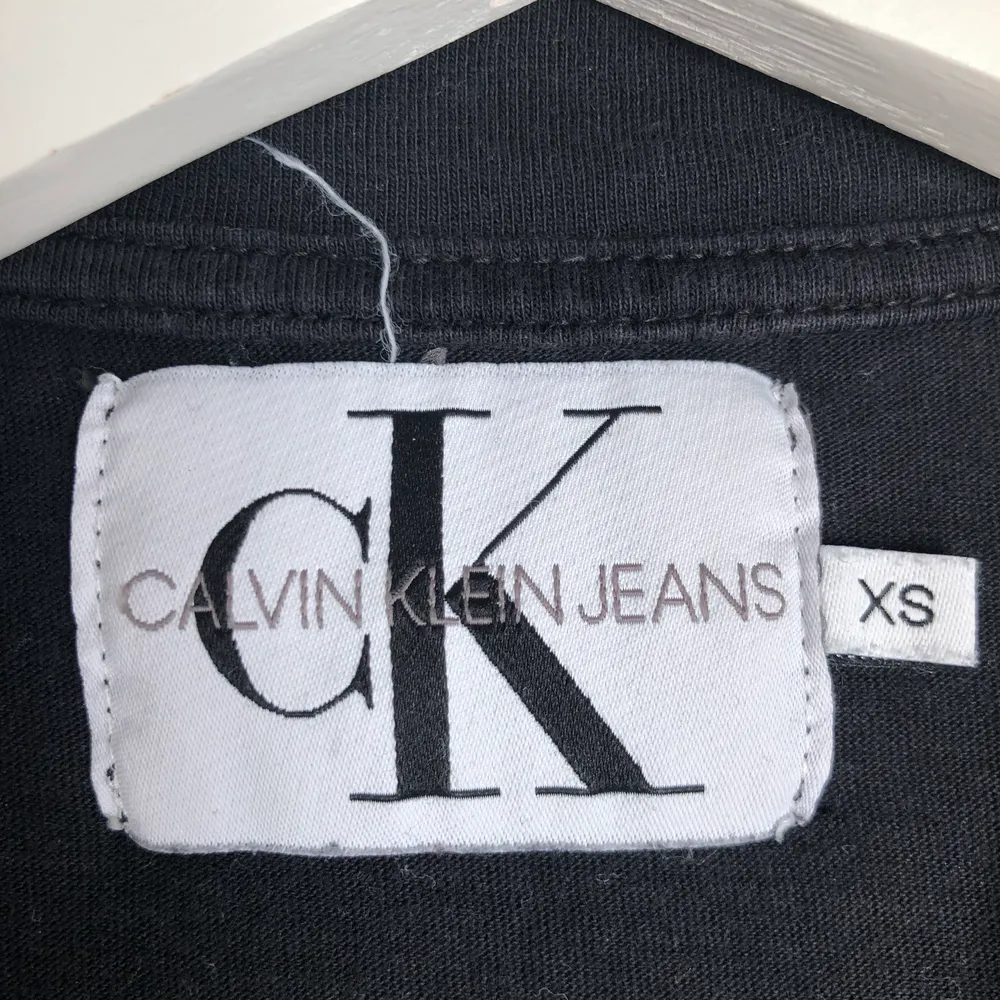 T-shirt från Calvin Klein, storlek XS. Finfint skick! Nypris är 500 kr, mitt pris 200 kr men kan diskuteras. Frakt tillkommer 😋🌸. T-shirts.