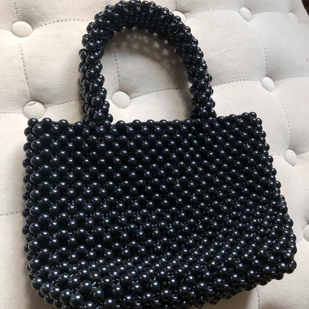 Svarta pärlväskan från Zara basics i mycket fint skick! 🤍Frakten bjuder jag på, om du undrar något kan du leta dig till chatten. Jag svarar så fort jag kan🤍  . Väskor.
