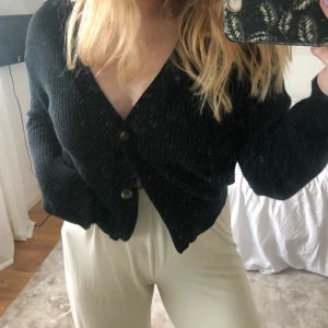 Svart stickad kofta - Söt svart stickad kofta köpt på lager 157. Priset är exkl frakt!