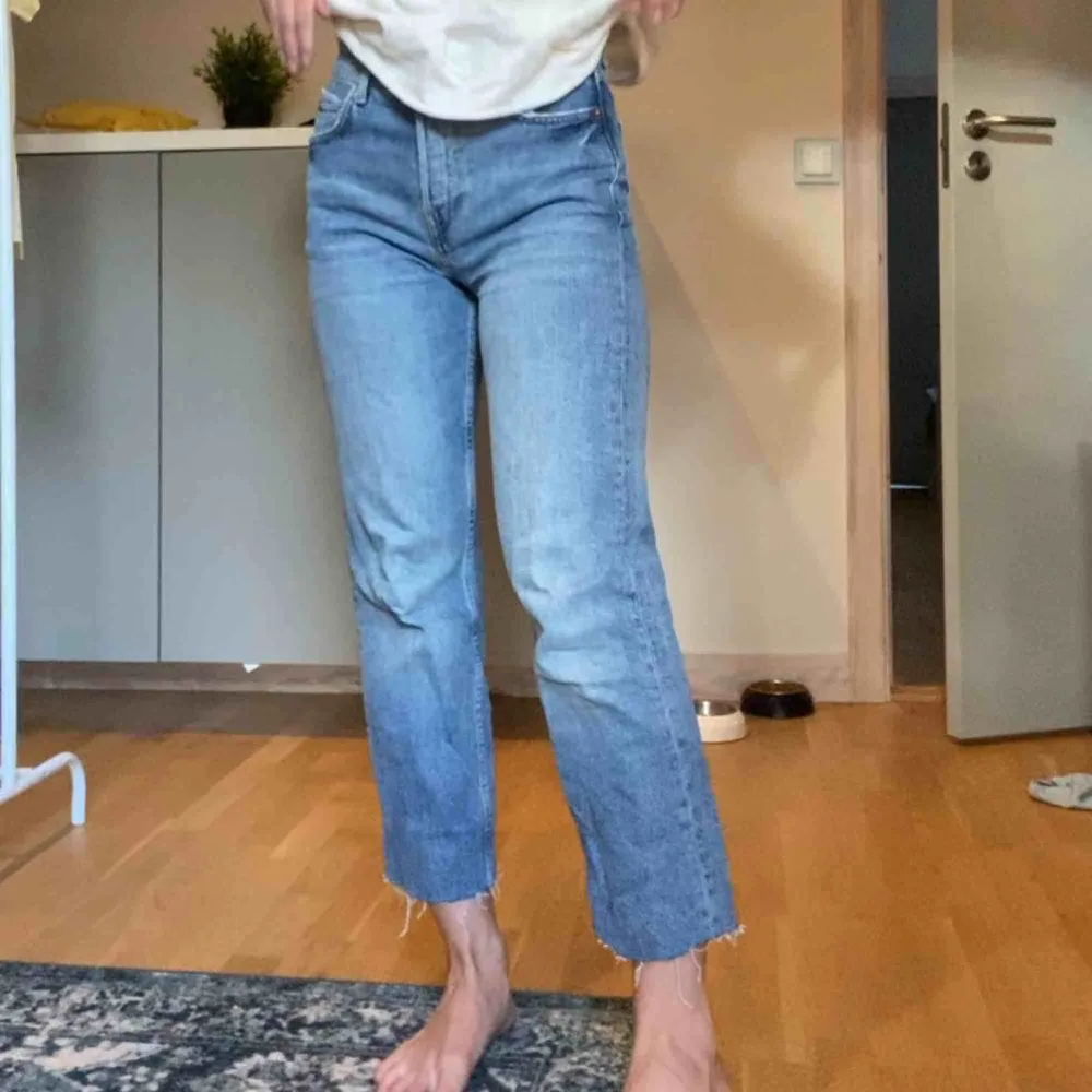 Supersnygga och sköna avklippta jeans ifrån Gina Tricot! Frakten tillkommer på 60kr 🥰🥰. Jeans & Byxor.