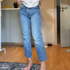 Supersnygga och sköna avklippta jeans ifrån Gina Tricot! Frakten tillkommer på 60kr 🥰🥰
