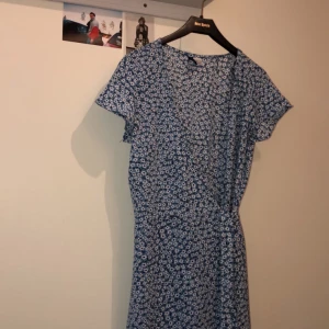 Jättefin klänning - Köpt på H&M för flera år sedan men typ oanvänd. En knapp vid bröstet som gör u-ringningen lite mindre. Annars är den jättefin o ha över en bikini eller ett litet linne om man inte vill visa för mycket💓