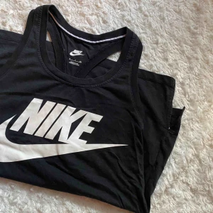  - Enkelt och snyggt träningslinne från Nike i en något längre modell. Perfekt till all typ av träning, luftigt och skönt tyg! 🌸 I jättefint skick. 