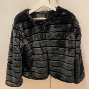 Fake pälsjacka ichi - Storlek S. Använd 1 gång och säljs pga har ingen användning för den. Nypris 999