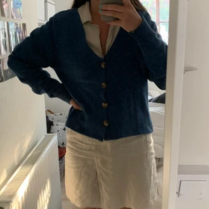 Superfin cardigan!! - Blå cardigan köpt på beyond retro i höstas! Knappt använd!! Skickar med postnords 63krs frakt!! 
