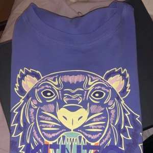 Kenzo t shirt - En superfin kenzo t shirts med en udda färg. Blå/lila, superfin! Knappt använd.
