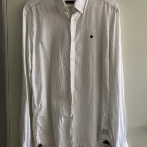 Morris Linneskjorta - Skjorta från Morris i Linnematerial. Storlek Medium. Använd men är i mycket bra skick.