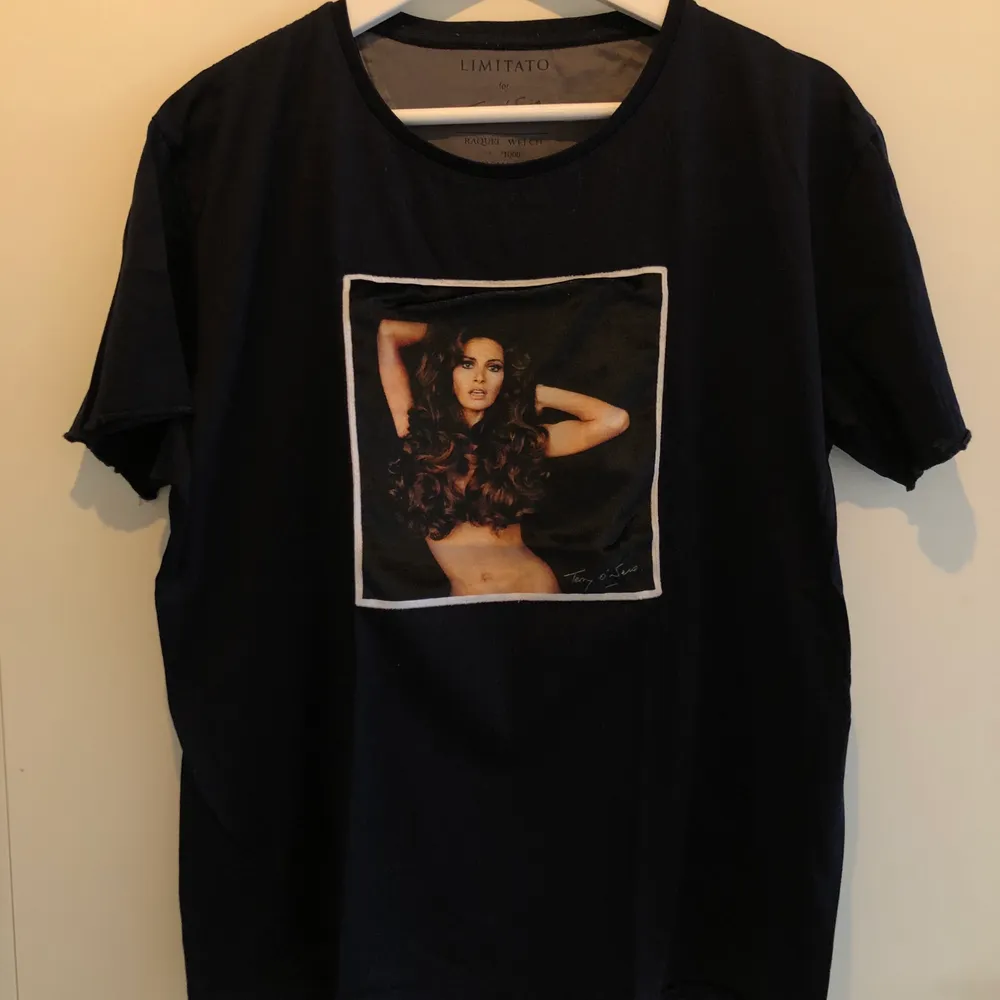 Svart t-Shirt från Limitato med Raquel Welch som tryck. Storlek XL, men passform som M/L. Använd en gång.. T-shirts.