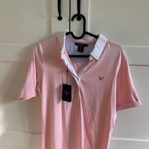 Piké  - Helt oanvänd rosa gant piké. Prislappen sitter kvar på tröjan och det är strl M