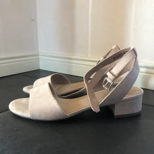 Söta klackar - Säljer dessa jättefina skor som passar till allt! Endast använda en gång alltså i nytt skick! Säljer pga. För stor storlek! Frakt 63kr :) ♡