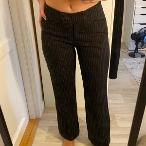 Randiga kostymbyxor  - Väldigt snygga randiga kostymbyxor med bootcut🖤🖤