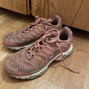 Nike skor - Använda men bra skick förutom att de är smutsiga.passar storlek 39