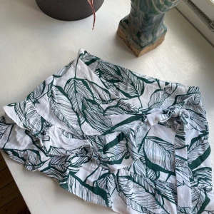 Sommarkjol - Sjukt snygg sommarkjol från Zaful, jätte fint skick men säljer pga att den är för liten. Står att det är storlek M, men skulle nog säga att det är storlek S (34/36), köparen står för frakt! 