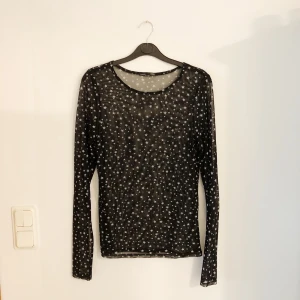 Mest top med stjärnor 🌟  - Mesh top säljes med stjärnor 🌟   50kr + 63kr frakt 📦 
