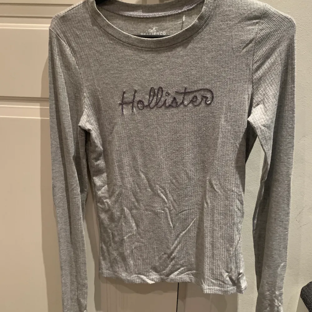 Långärmad tröja från Hollister i superskönt material. Finns i Vällingby men kan skickas med post mot porto.. Tröjor & Koftor.