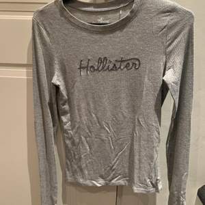 Långärmad tröja från Hollister i superskönt material. Finns i Vällingby men kan skickas med post mot porto.