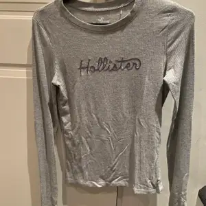 Långärmad tröja från Hollister i superskönt material. Finns i Vällingby men kan skickas med post mot porto.