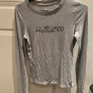 Tröja från Hollister i superskönt material - Långärmad tröja från Hollister i superskönt material. Finns i Vällingby men kan skickas med post mot porto.