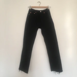 Svarta Vintage Levis 501 - Fina svarta vintage Levis i 100% bomull. Rare. Storlek 26/32 men avklippta nertill så något kortare.  Superfina!!!! Å knappt använda. Spårbar frakt ingår.