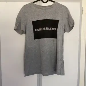 Sparsamt användt T-Shirt från Calvin Klein i bra skick. Den passar som oversized till XS eller vanligt till S/M. Jag säljer för jag kommer inte använda den :)