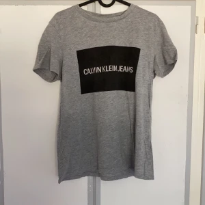Calvin Klein T-Shirt strl. M - Sparsamt användt T-Shirt från Calvin Klein i bra skick. Den passar som oversized till XS eller vanligt till S/M. Jag säljer för jag kommer inte använda den :)