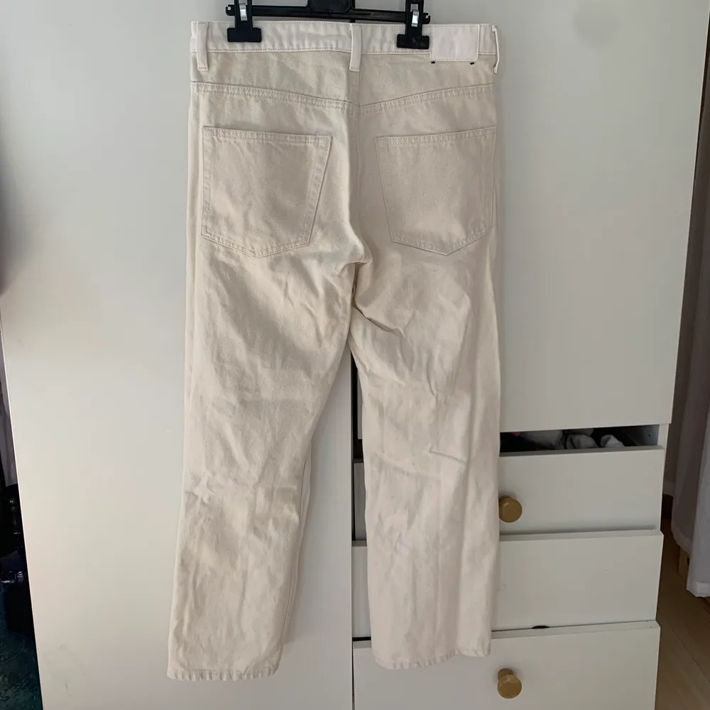 Raka jeans som är vita på framsidan och beige på baksidan. Jeans & Byxor.