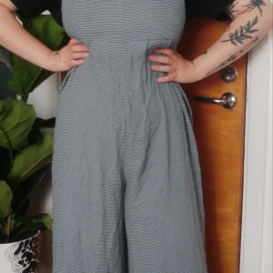 Mysig stickad jumpsuit - beyond retro - Jättefin jumpsuit med gulliga knappar och ett knytsnöre bak. Det står storlek 12 på den så runt M-L (jag har Medium för referens). Materialet är rätt tunt och flowy och kan användas året om beroende på vad man har under/över. pris kan diskuteras