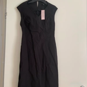 Banana republic svart klänning petite 4 (s) - Figurnära svar klänning