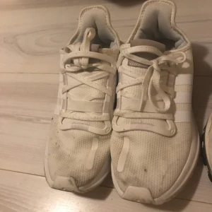 Adidas skor  - Kan tvättas före upphämtning 