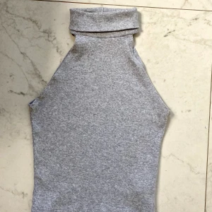 Crop top - Crop top säljes. Titta gärna bland mina andra annonser, har både bortskänktes och kläder till låga priser. Köper du fler så samfraktar jag för att spara på miljön. 😊 Frakten kostar 63kr. 