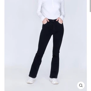 Bootcut jeans - Svarta dr denim i modellen soniq. Säljer då dem aldrig kommer till användning. Nypris 500kr men säljer för 300kr inklusive frakt