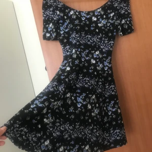 Blommig klänning stl 36 - Fin blommig A-linjeformad klänning, sparsamt använd 